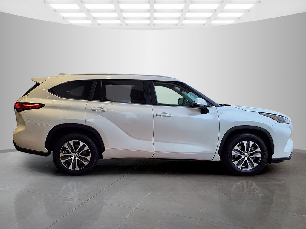 Used 2023 Toyota Highlander XLE FWD image 3