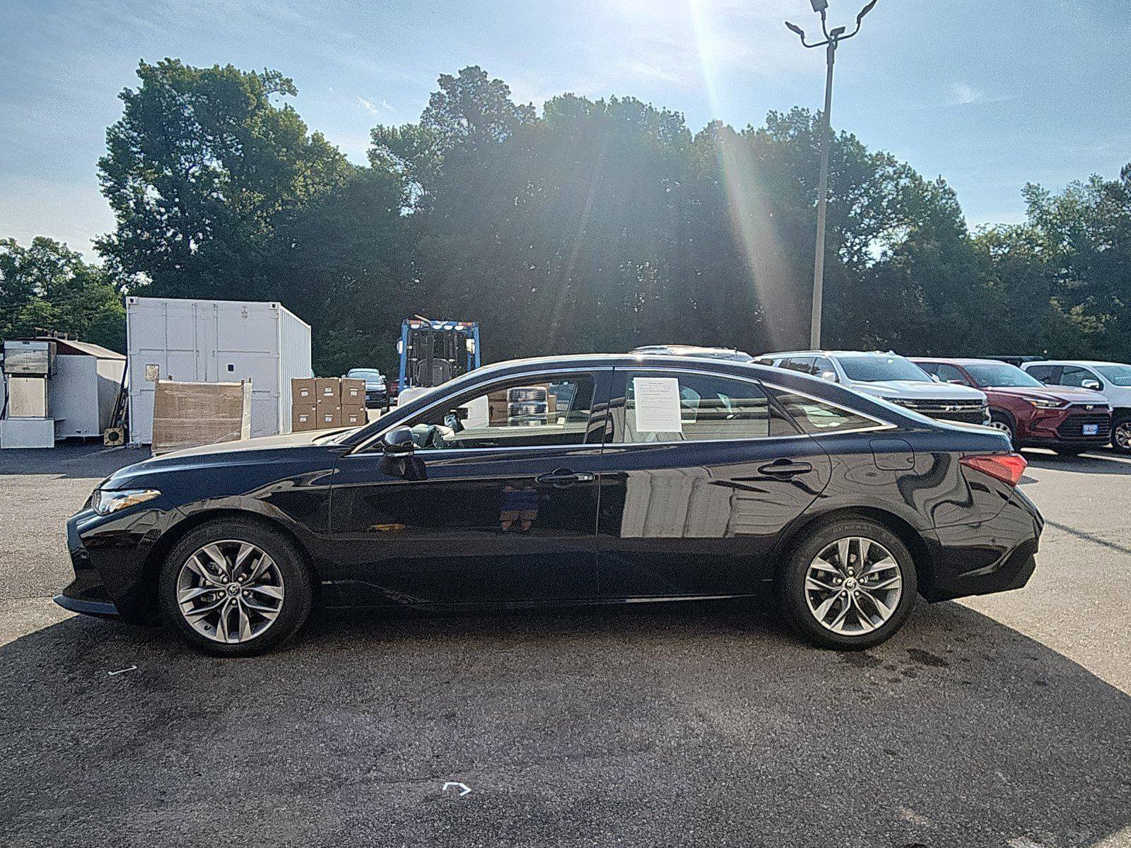 Used 2019 Toyota Avalon XLE w/ Moonroof Package FWD image 2