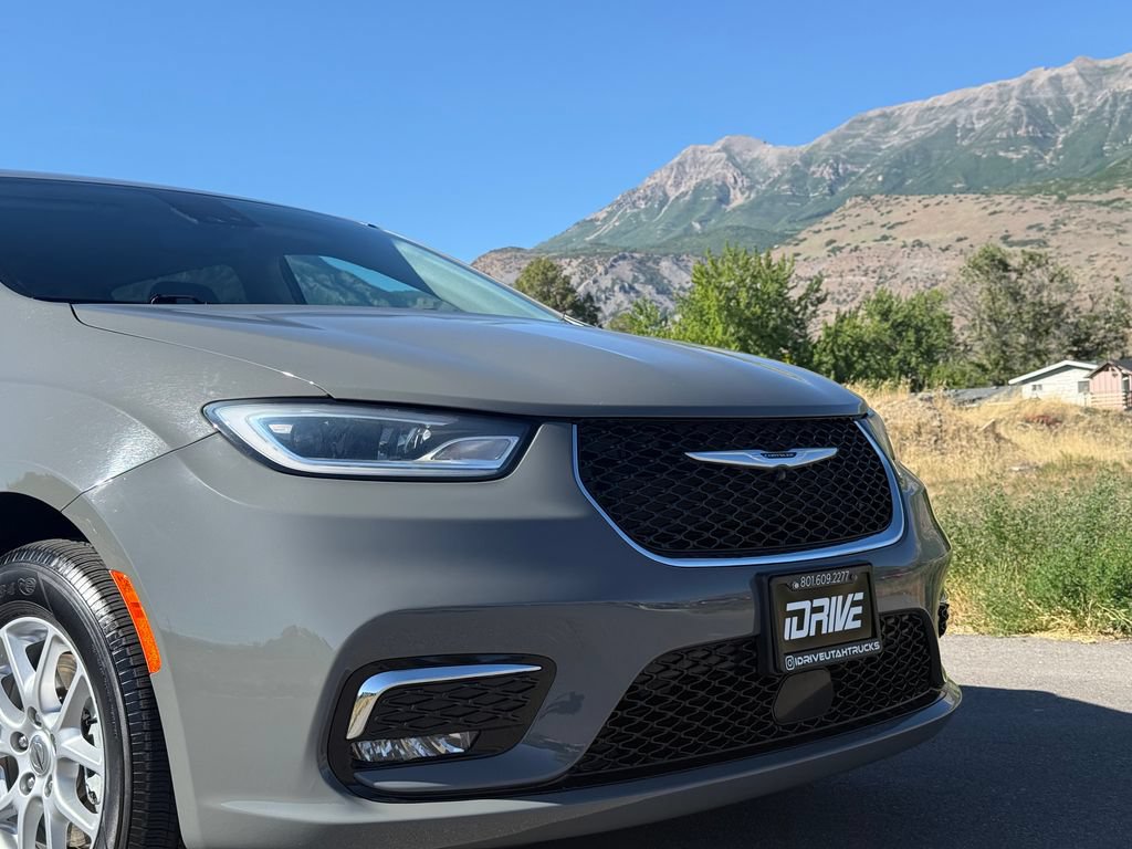 Used 2023 Chrysler Pacifica Touring-L FWD image 16