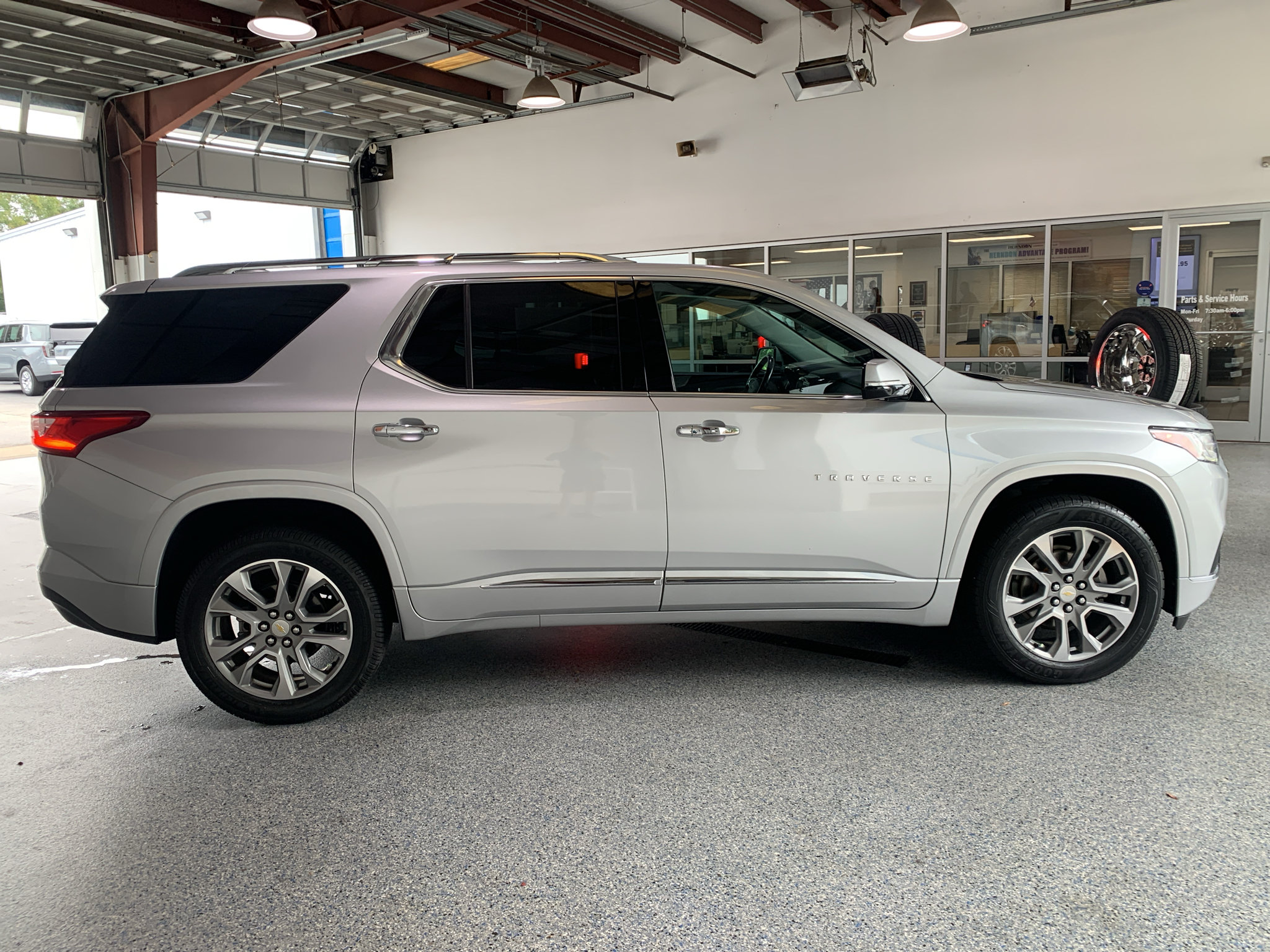 Used 2019 Chevrolet Traverse Premier w/ Driver Confidence II Package FWD image 12