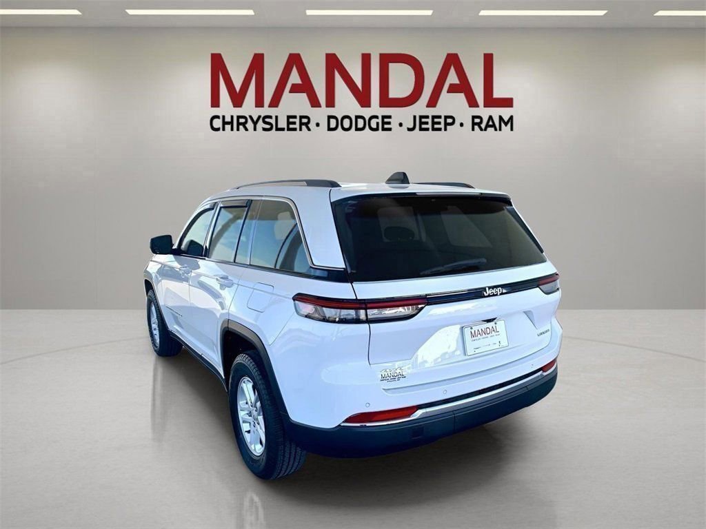 Used 2023 Jeep Grand Cherokee Laredo image 8