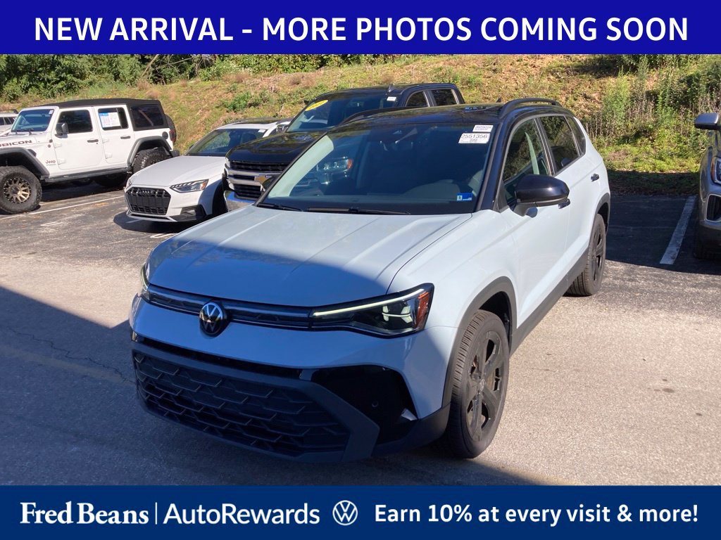 Used 2025 Volkswagen Taos SE AWD/4WD image 3