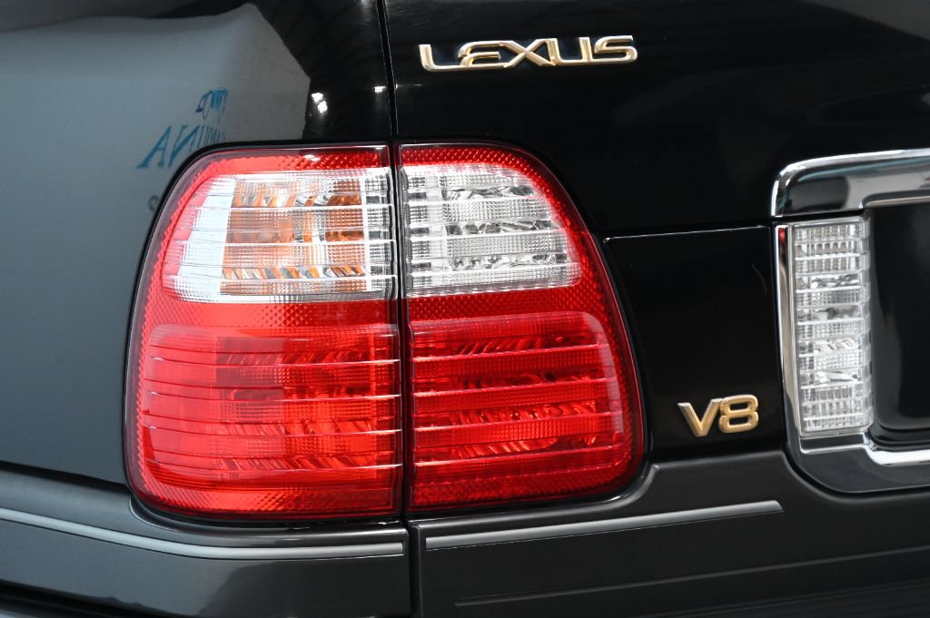 Used 2004 Lexus LX 470 4WD w/ Preferred Accessory Pkg image 13
