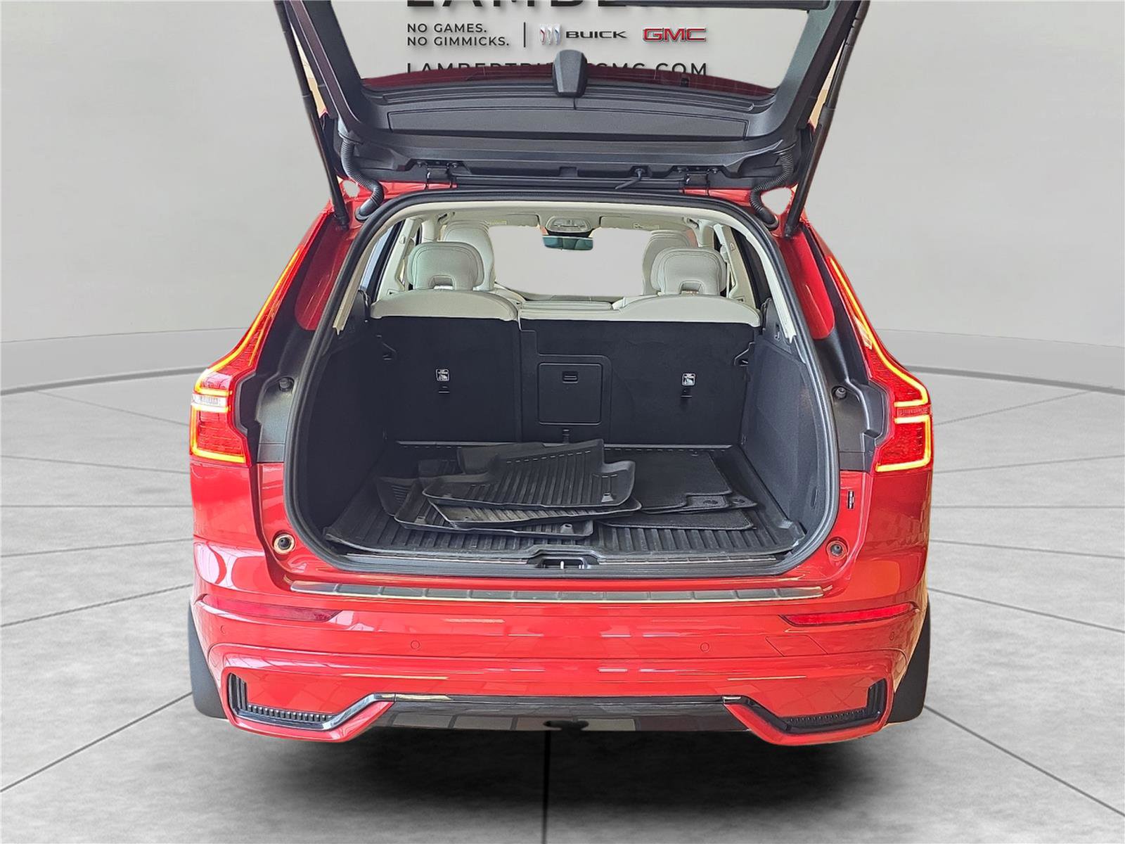 Used 2025 Volvo XC60 B5 Plus w/ Climate Package image 13