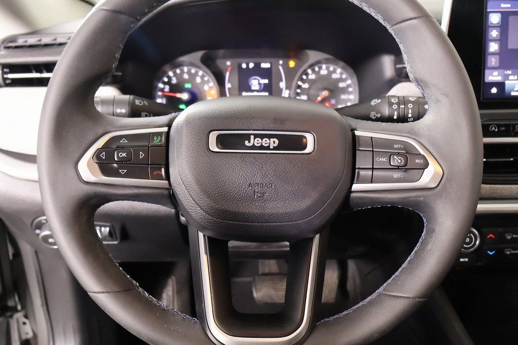 Used 2022 Jeep Compass Latitude image 3