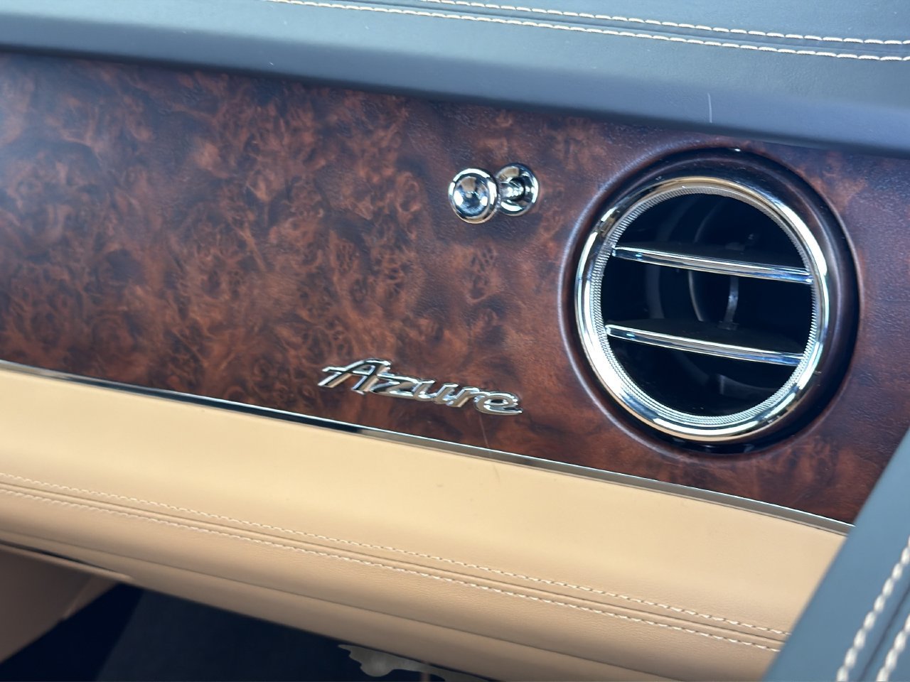 Used 2025 Bentley Bentayga AWD/4WD image 21