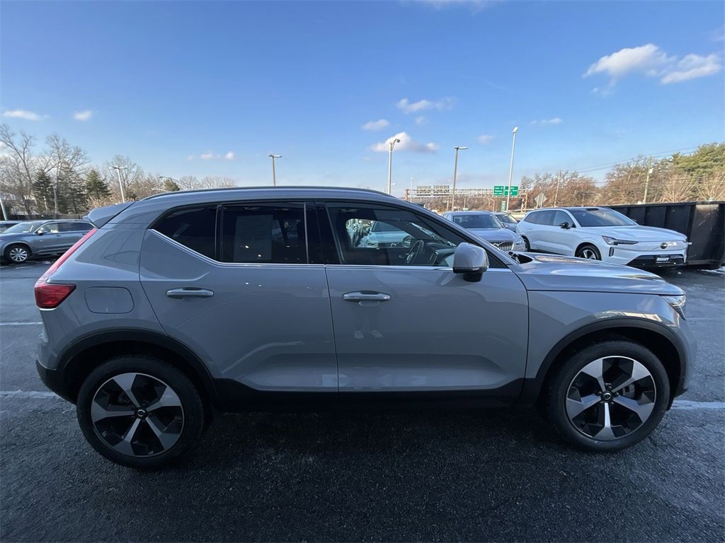 Used 2024 Volvo XC40 B5 Plus image 9