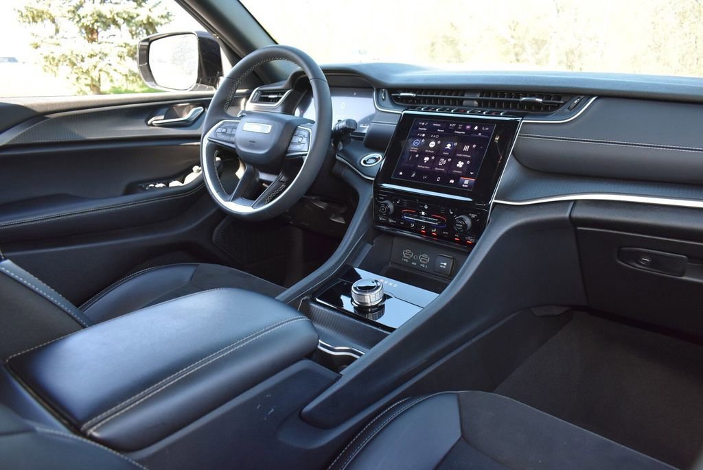 Used 2024 Jeep Grand Cherokee Altitude image 30