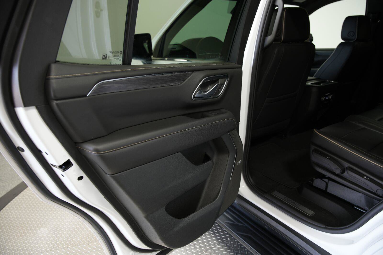 Certified 2024 GMC Yukon SLT AWD/4WD image 32