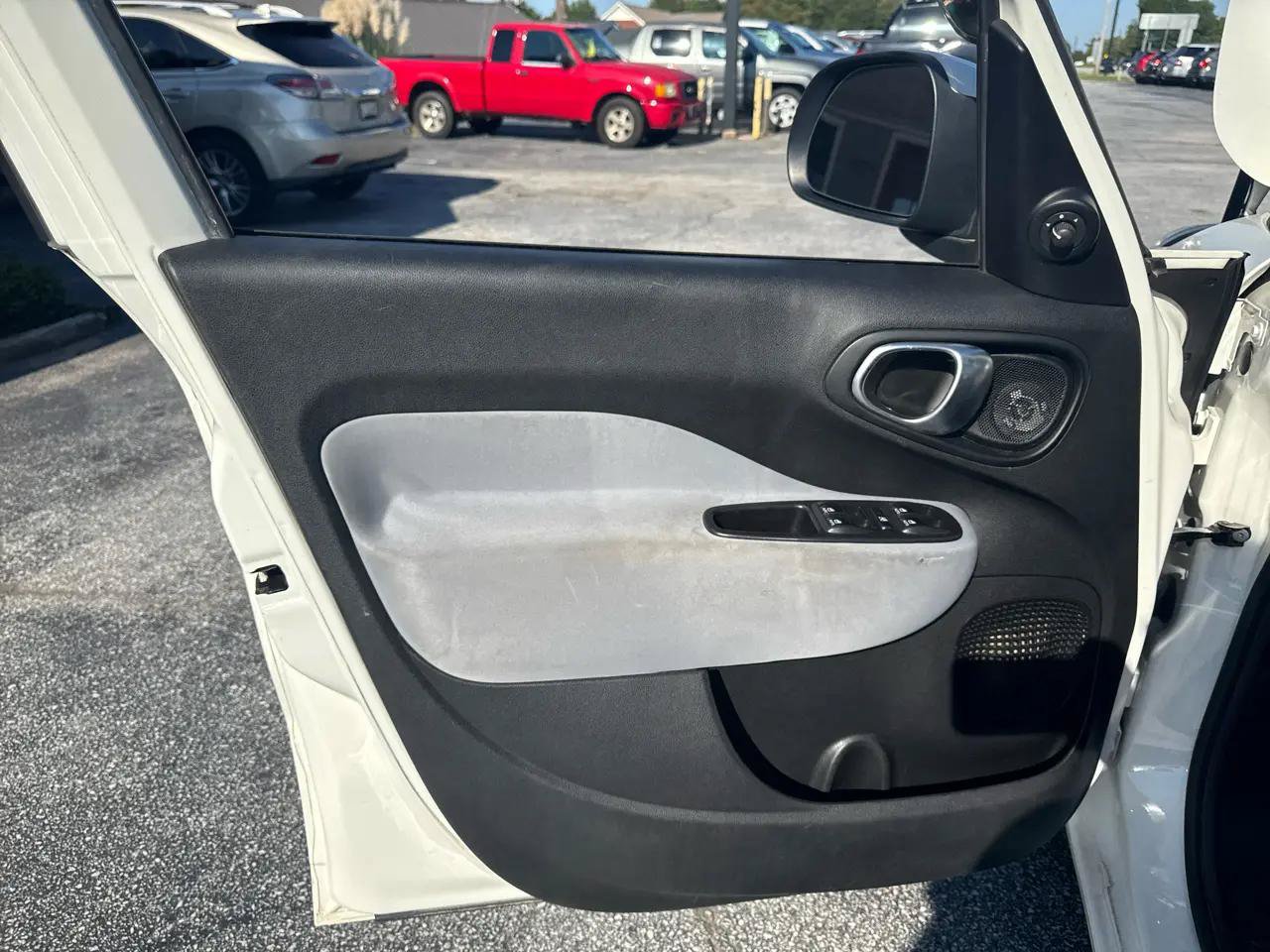 Used 2014 FIAT 500L Easy w/ Popular Equipment Group FWD image 9