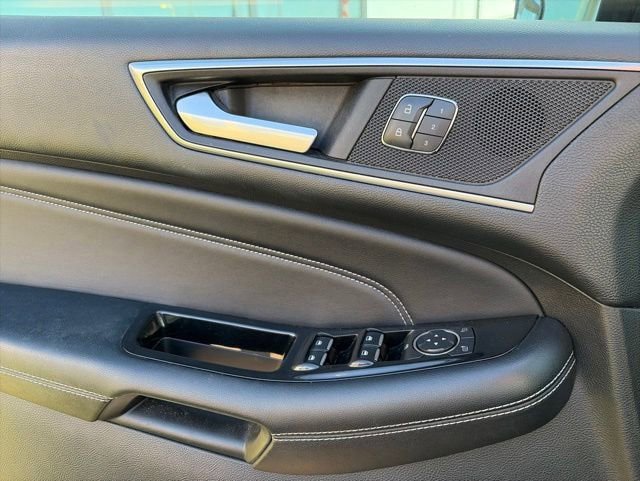 Used 2015 Ford Edge Titanium w/ Technology Package FWD image 12
