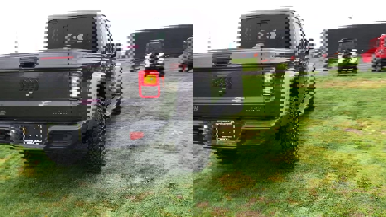 Used 2025 Jeep Gladiator Sport image 7