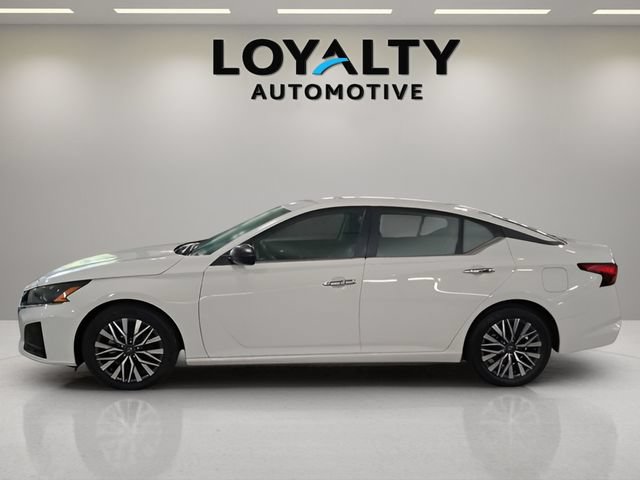 Used 2025 Nissan Altima 2.5 SV FWD image 2