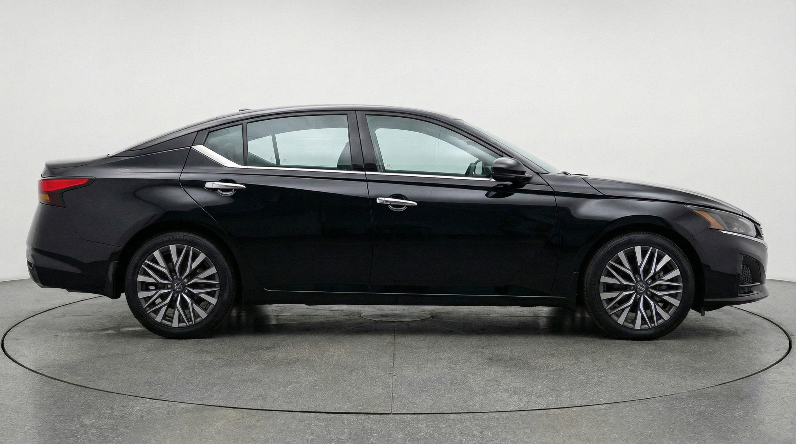 Used 2025 Nissan Altima 2.5 SV image 11