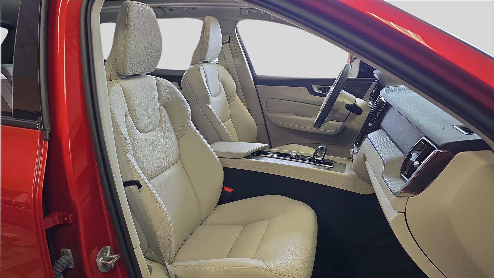 Used 2025 Volvo XC60 B5 Plus w/ Climate Package image 14