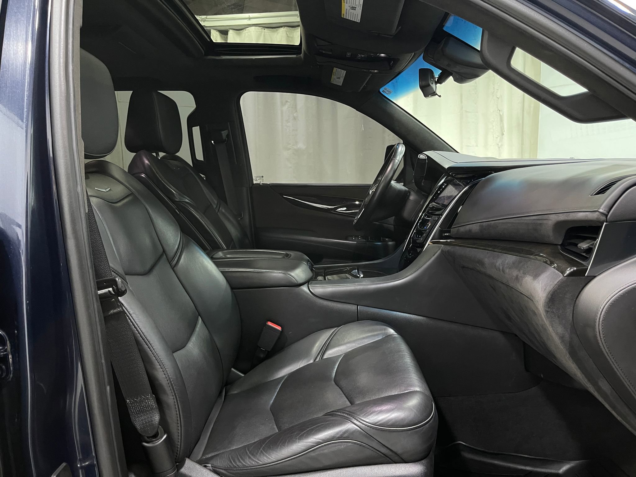 Used 2018 Cadillac Escalade Platinum AWD/4WD image 35