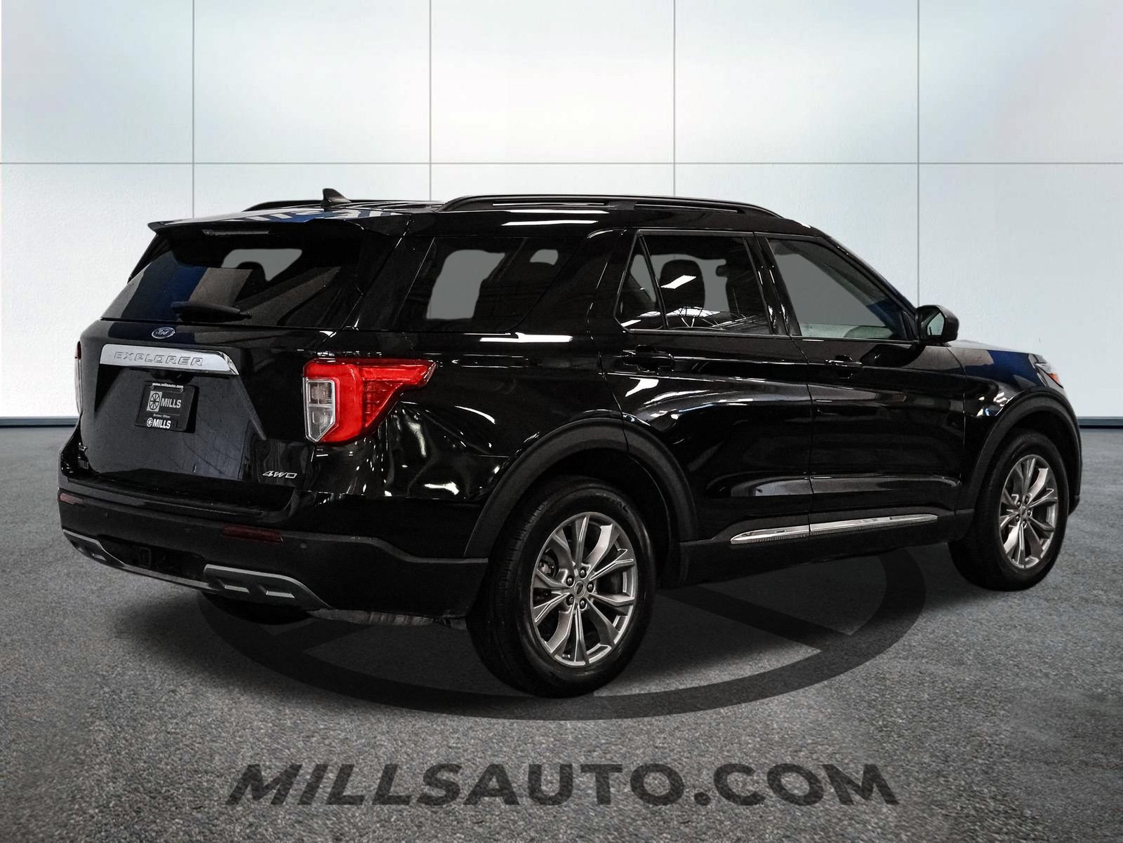 Used 2024 Ford Explorer XLT w/ Equipment Group 202A AWD/4WD image 8