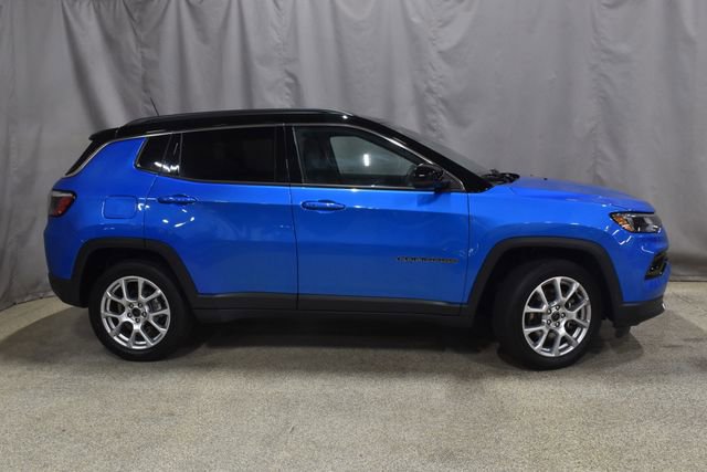 Used 2025 Jeep Compass Limited AWD/4WD image 3