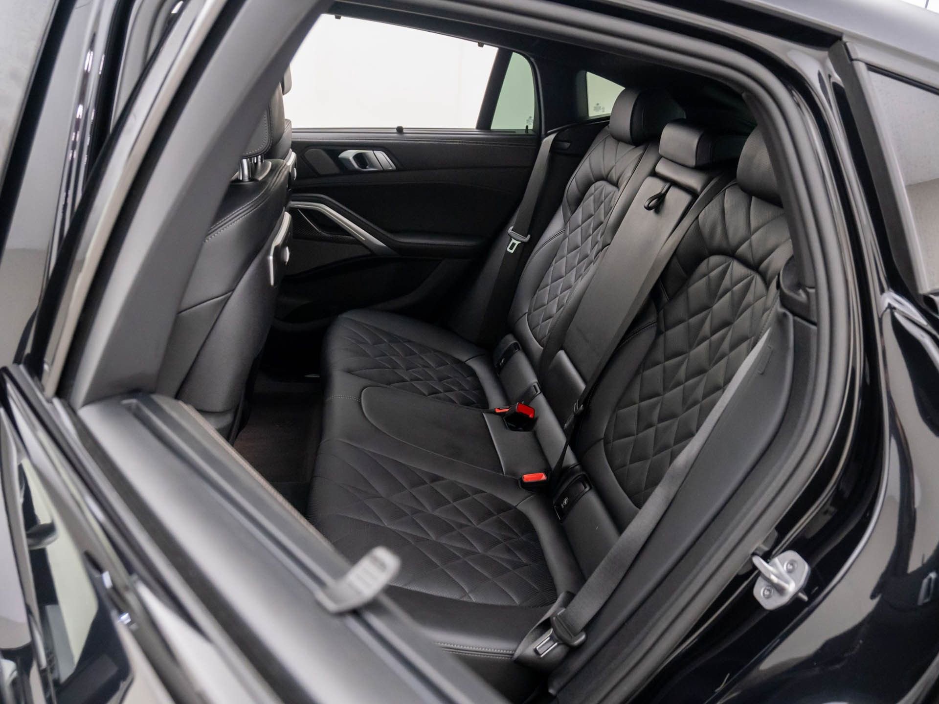 Certified 2024 BMW X6 M60i w/ Dynamic Handling Package image 18