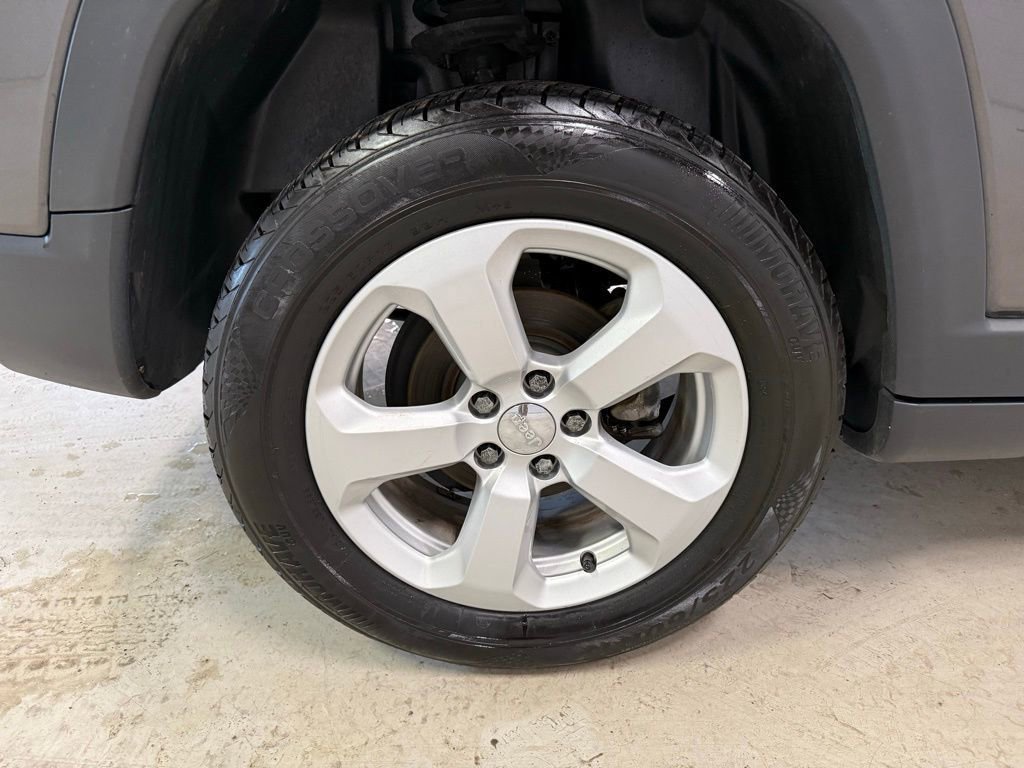 Used 2018 Jeep Compass Latitude w/ Safe & Security Group AWD/4WD image 10