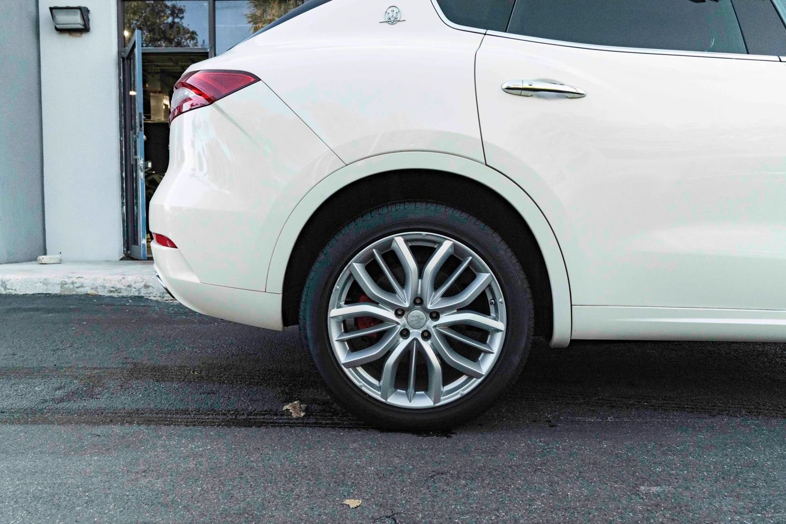 Used 2019 Maserati Levante GranLusso AWD/4WD image 11