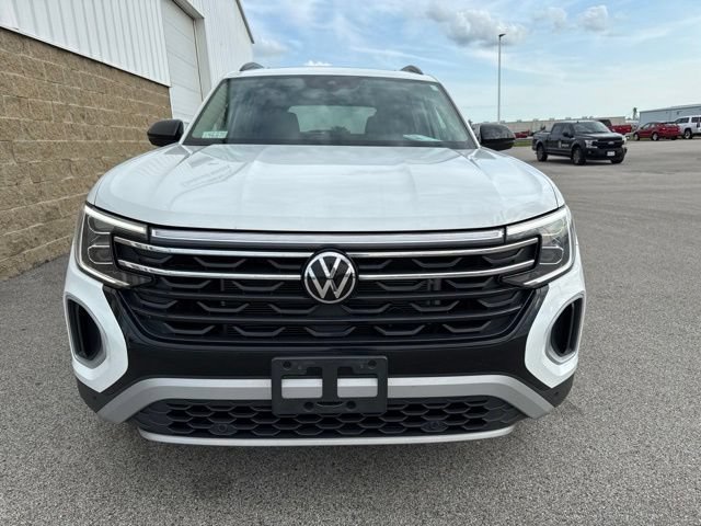 Used 2025 Volkswagen Atlas Peak Edition SE AWD/4WD image 3