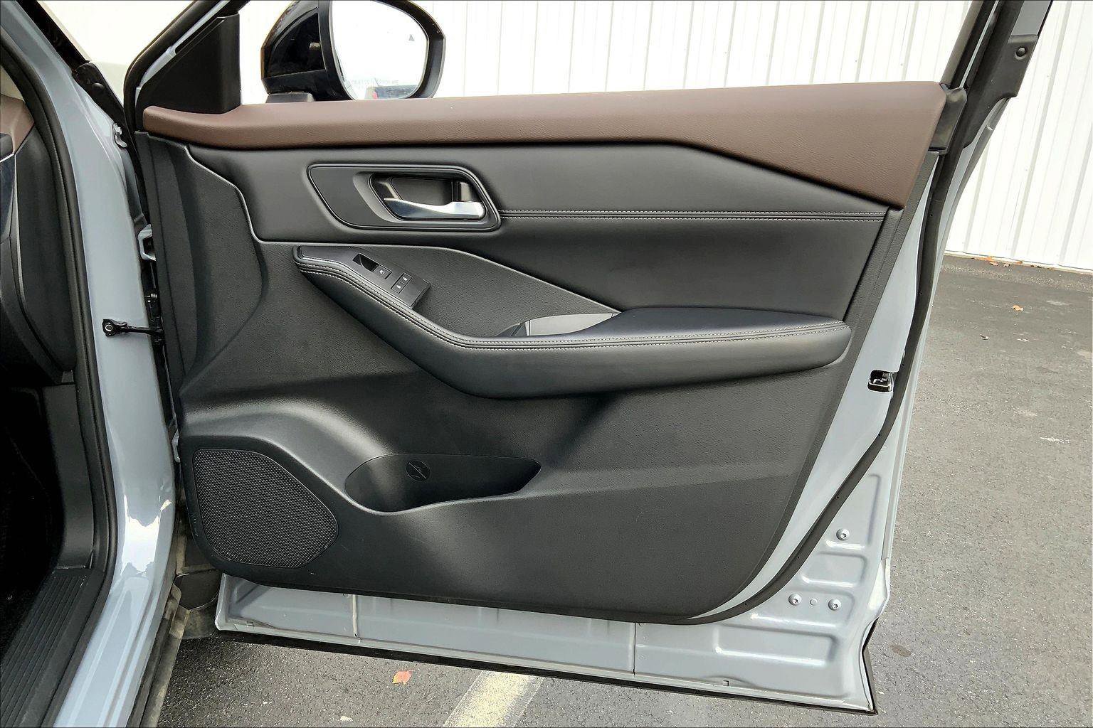 Used 2023 Nissan Rogue SV w/ SV Premium B Package image 23