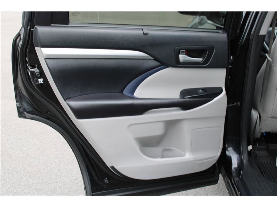 Used 2016 Toyota Highlander XLE image 12