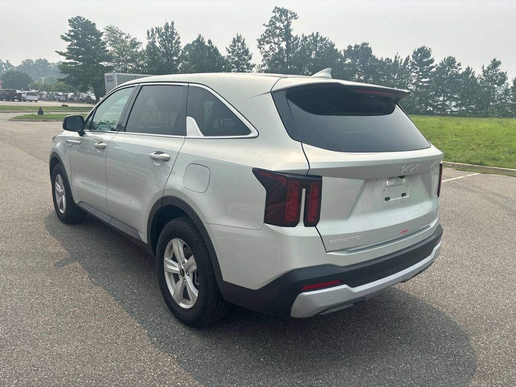 Used 2026 Kia Sorento LX FWD image 5