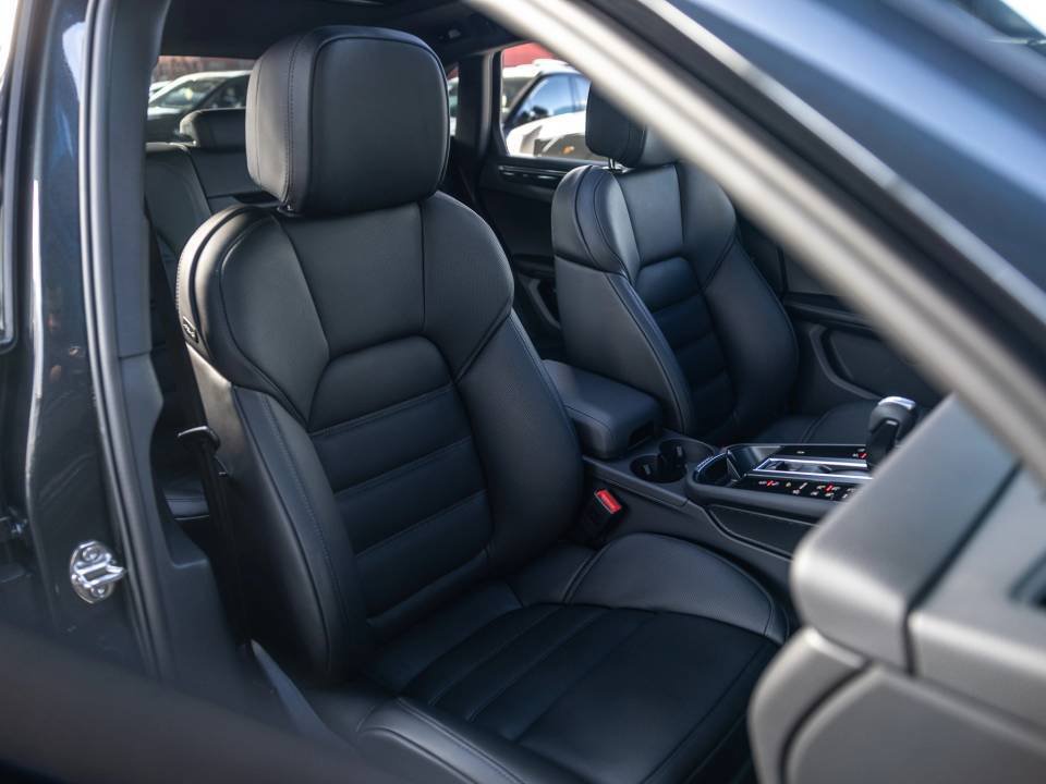 Certified 2026 Porsche Macan AWD/4WD image 50