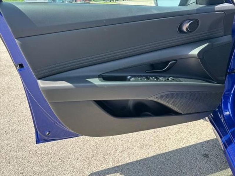 New 2025 Hyundai Elantra SEL image 18