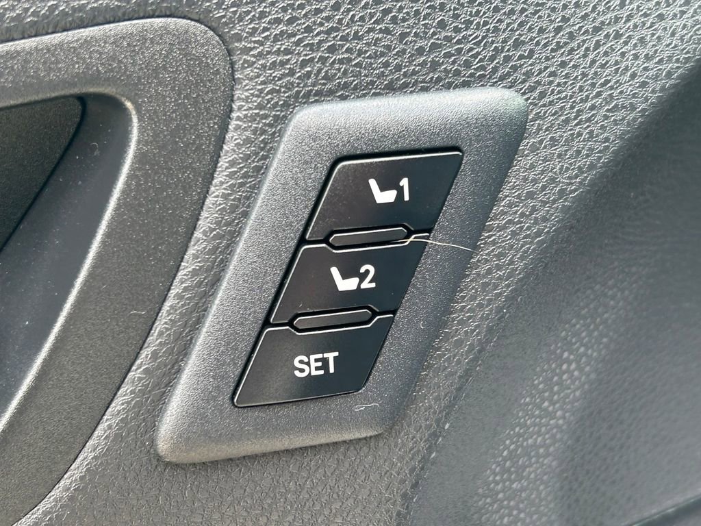 Used 2025 Toyota Sienna Limited AWD/4WD image 28