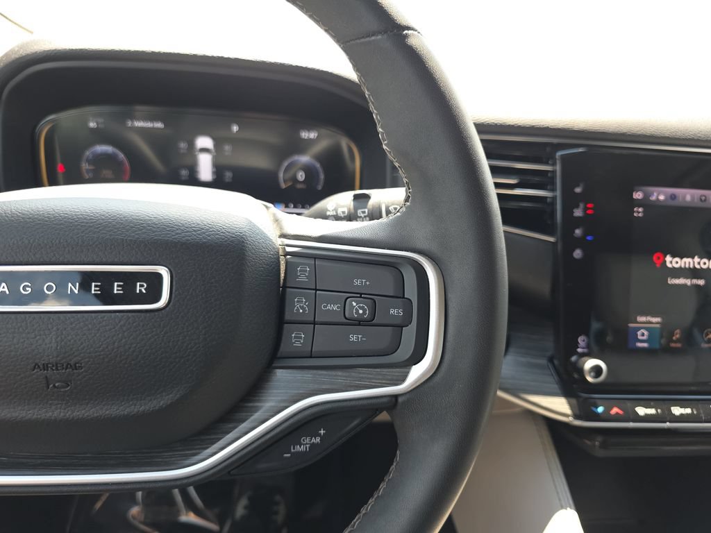 Used 2023 Jeep Wagoneer L Series III RWD image 18
