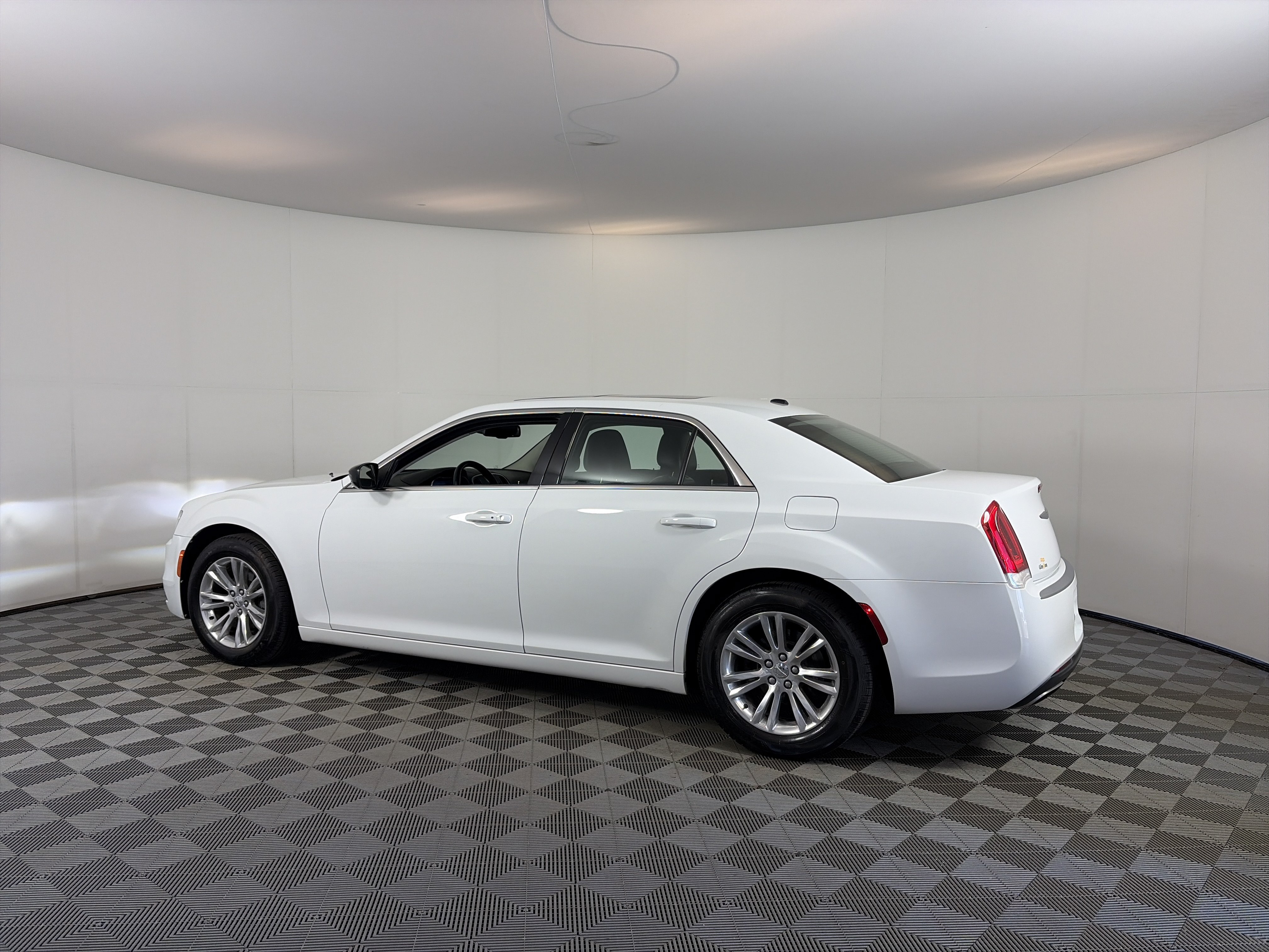 Used 2017 Chrysler 300 Touring w/ Value Package RWD image 8