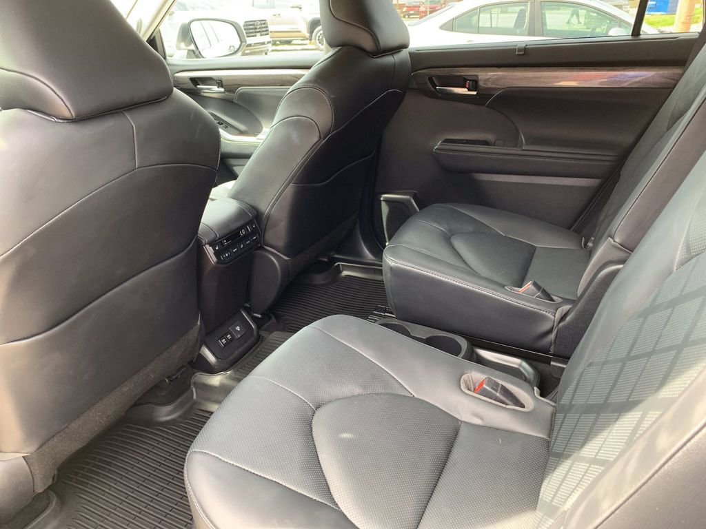 Used 2020 Toyota Highlander Platinum image 14