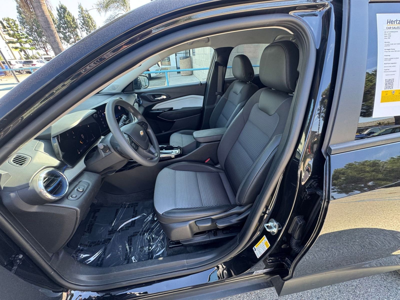 Used 2025 Chevrolet Trax LT FWD image 27