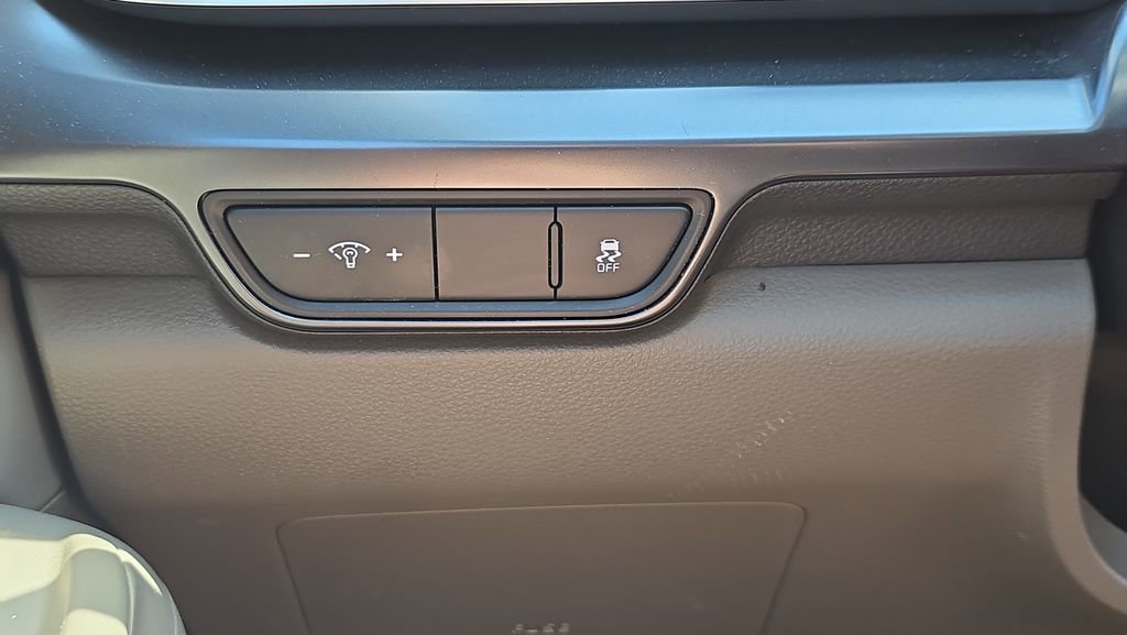 Used 2025 Kia Carnival FWD image 24