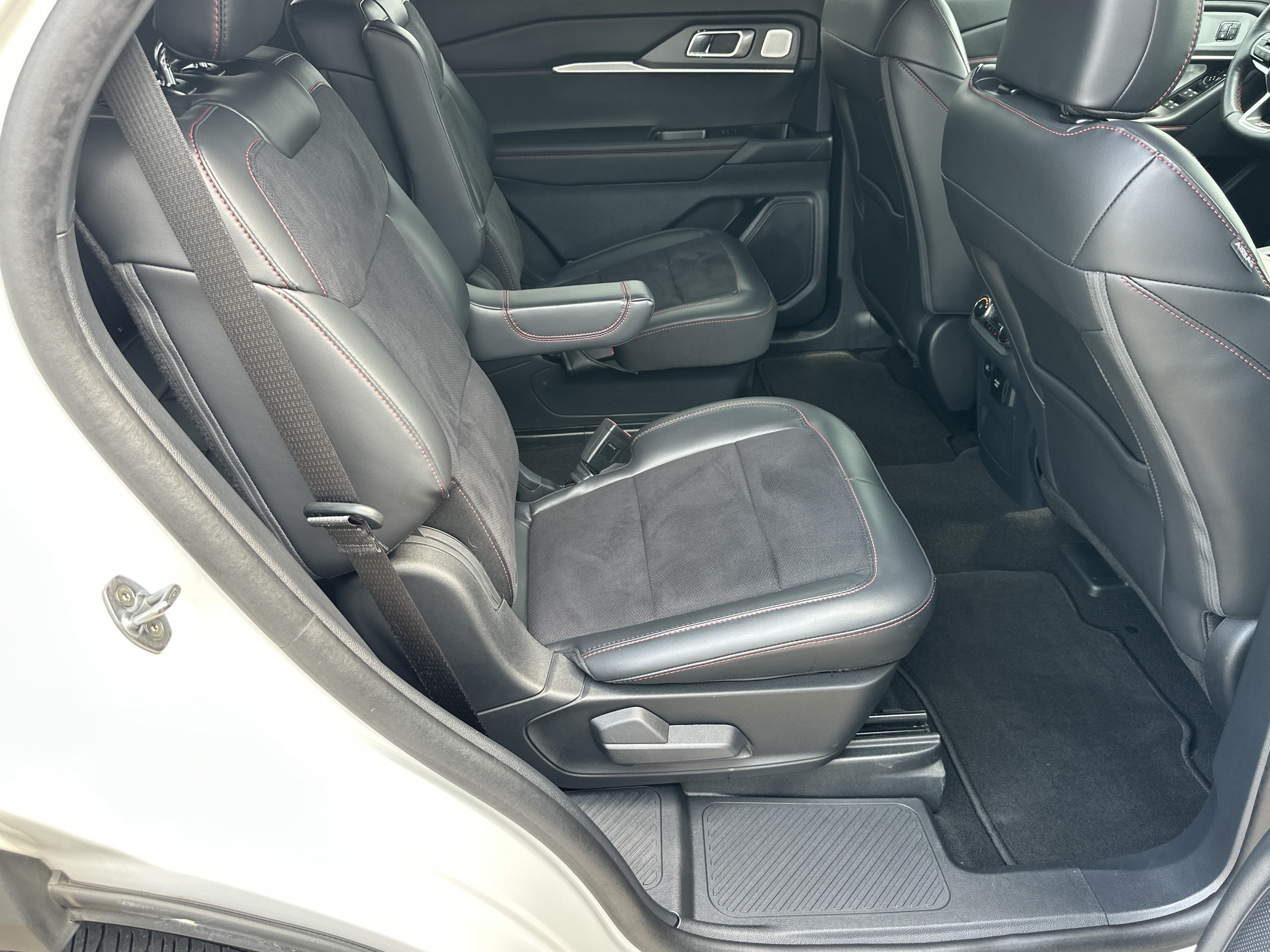Used 2025 Ford Explorer ST AWD/4WD image 19