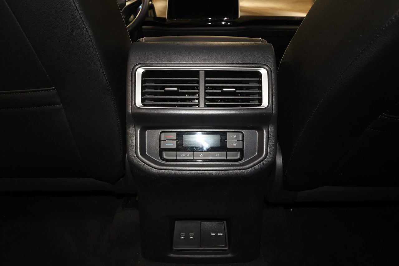 Used 2025 Volkswagen Atlas SE image 29