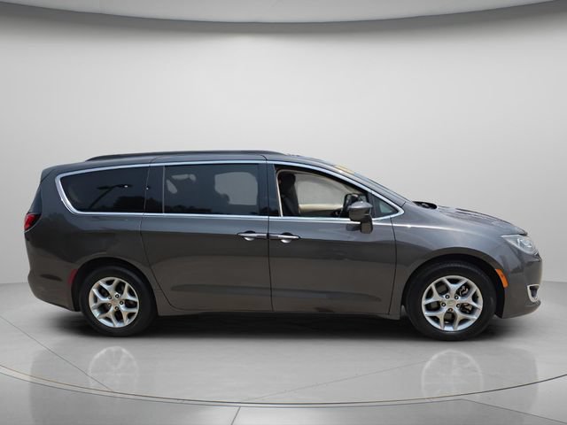Used 2019 Chrysler Pacifica Touring Plus w/ Tire & Wheel Group FWD image 9