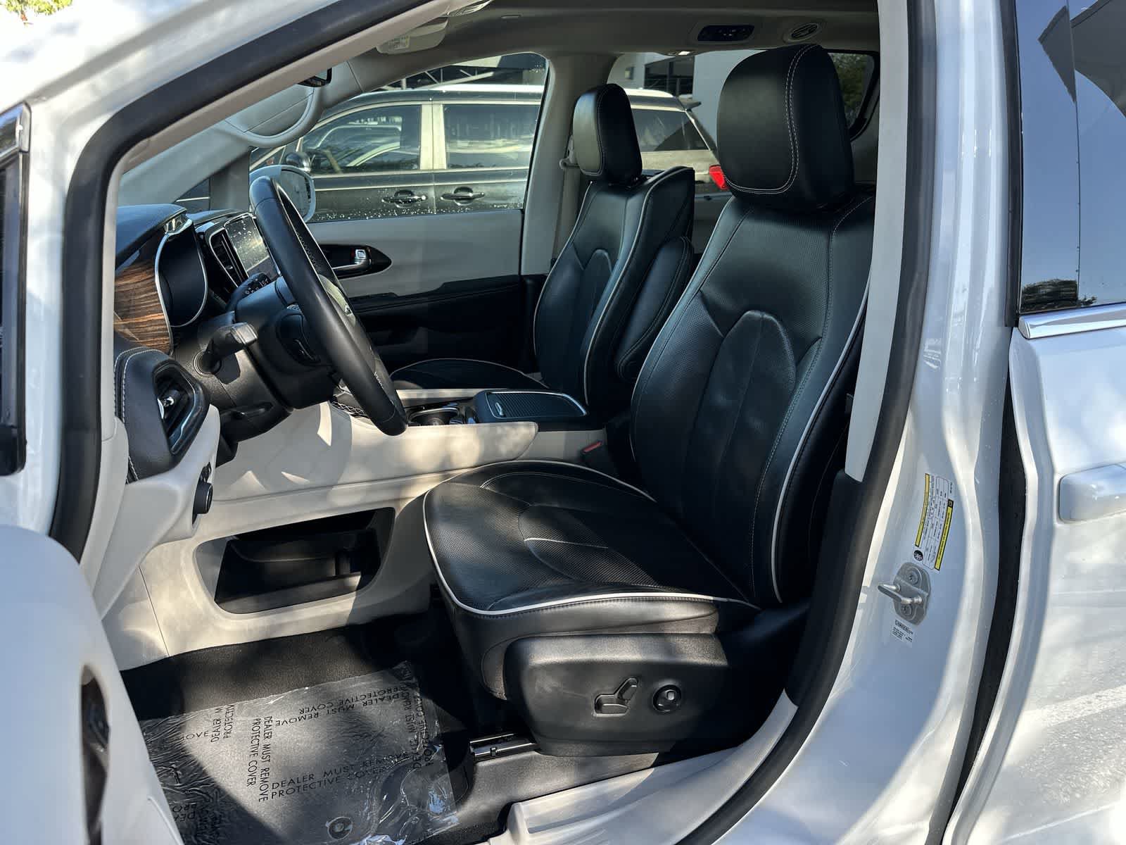 Used 2022 Chrysler Pacifica Limited w/ Uconnect Theater Family Group AWD/4WD image 3