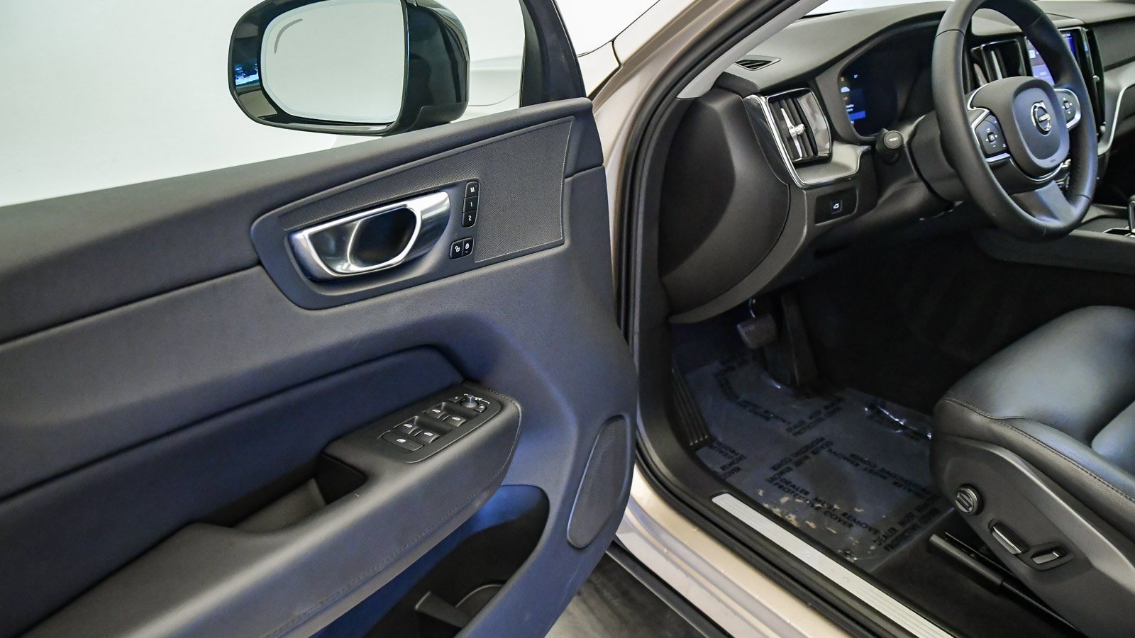 Certified 2025 Volvo XC60 B5 Core image 21