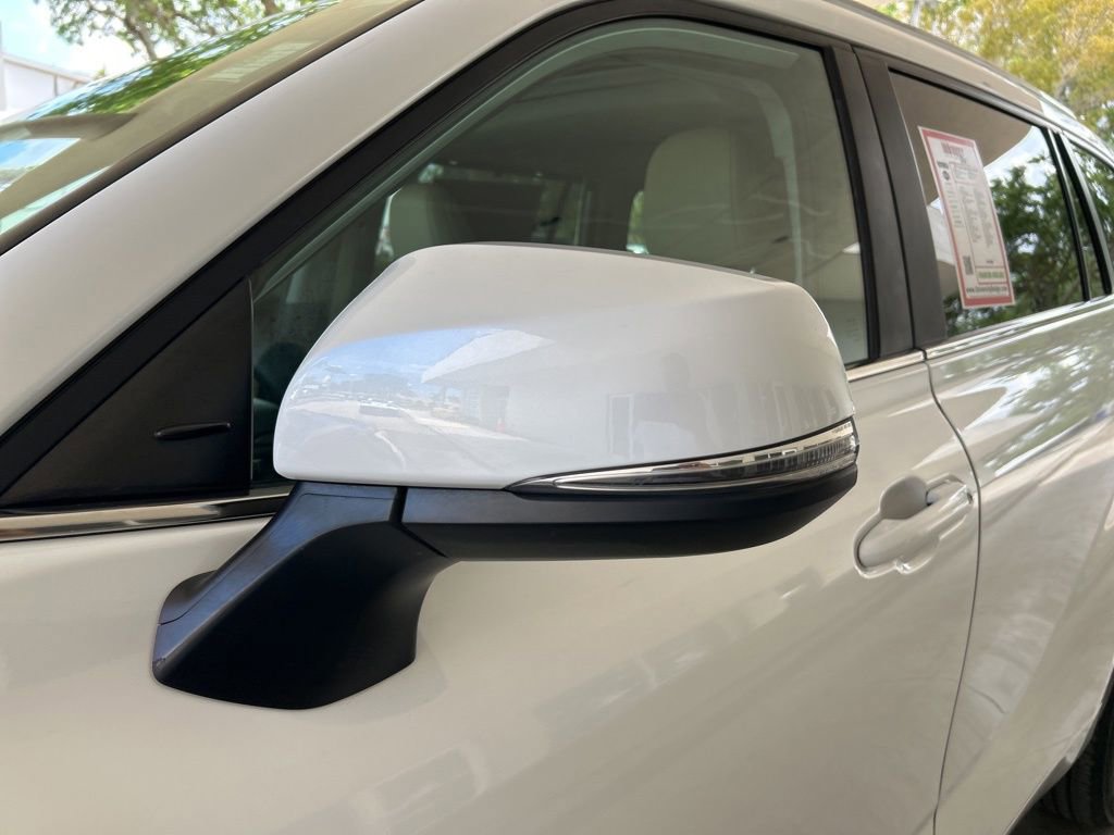 Used 2024 Toyota Highlander XLE AWD/4WD image 19