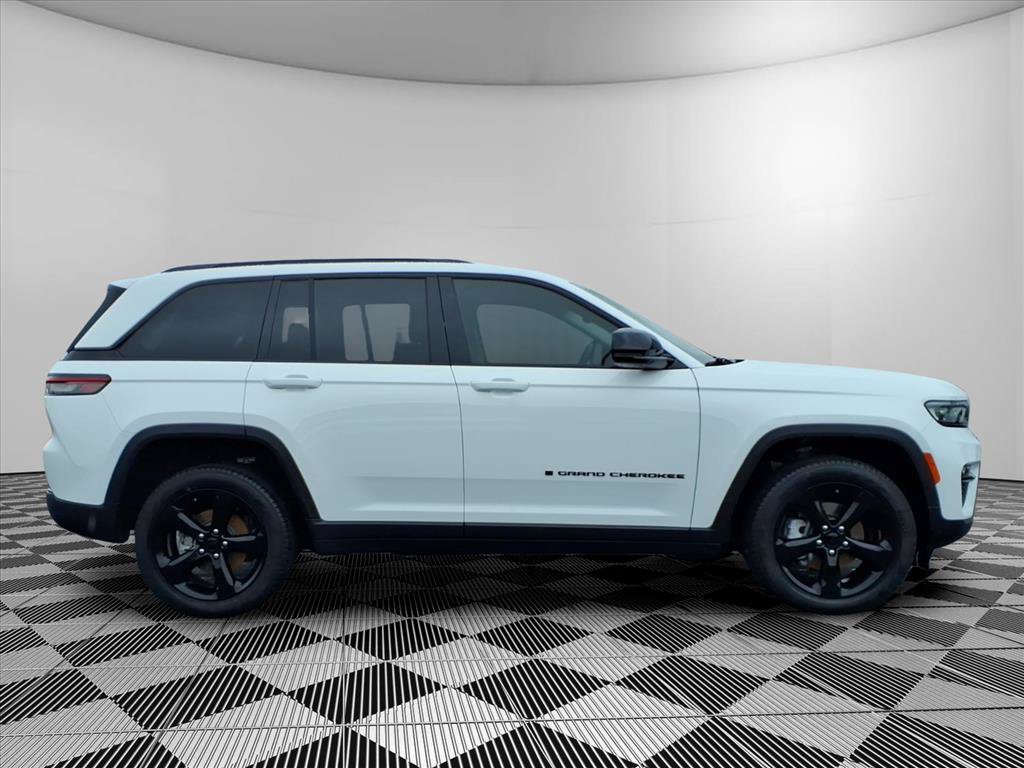 Used 2023 Jeep Grand Cherokee Limited w/ Luxury Tech Group II AWD/4WD image 30