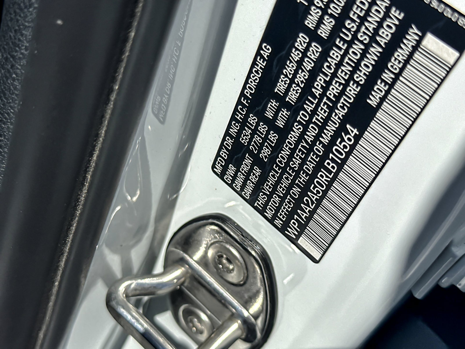 Certified 2024 Porsche Macan AWD/4WD image 29