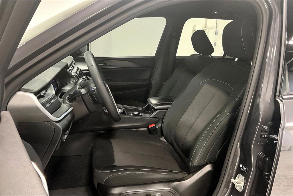 Used 2024 Jeep Grand Cherokee Laredo w/ Trailer Tow Package image 33