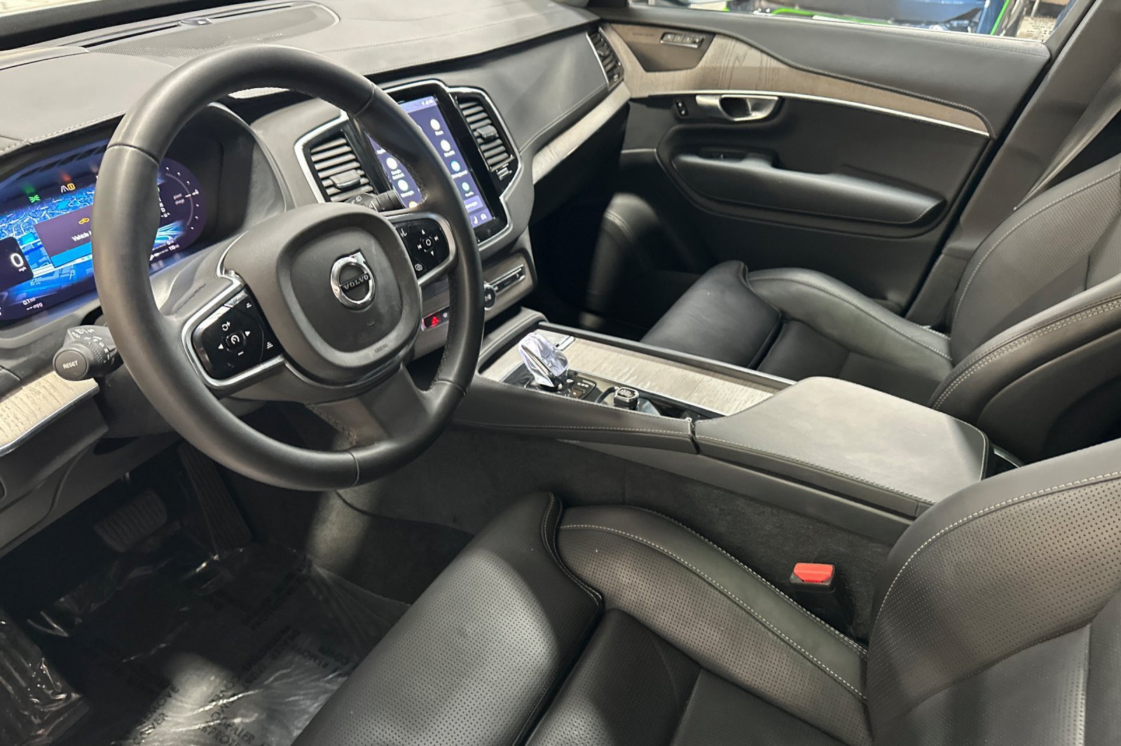 Certified 2025 Volvo XC90 T8 Ultra w/ Protection Package AWD/4WD image 14