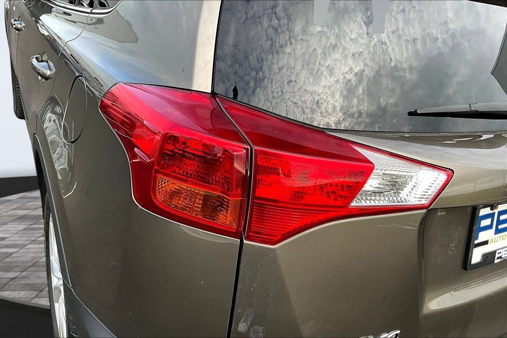 Used 2015 Toyota RAV4 Limited w/ Technology Package AWD/4WD image 19