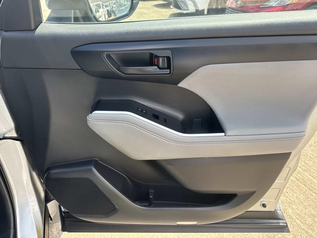 Used 2023 Toyota Highlander LE FWD image 18