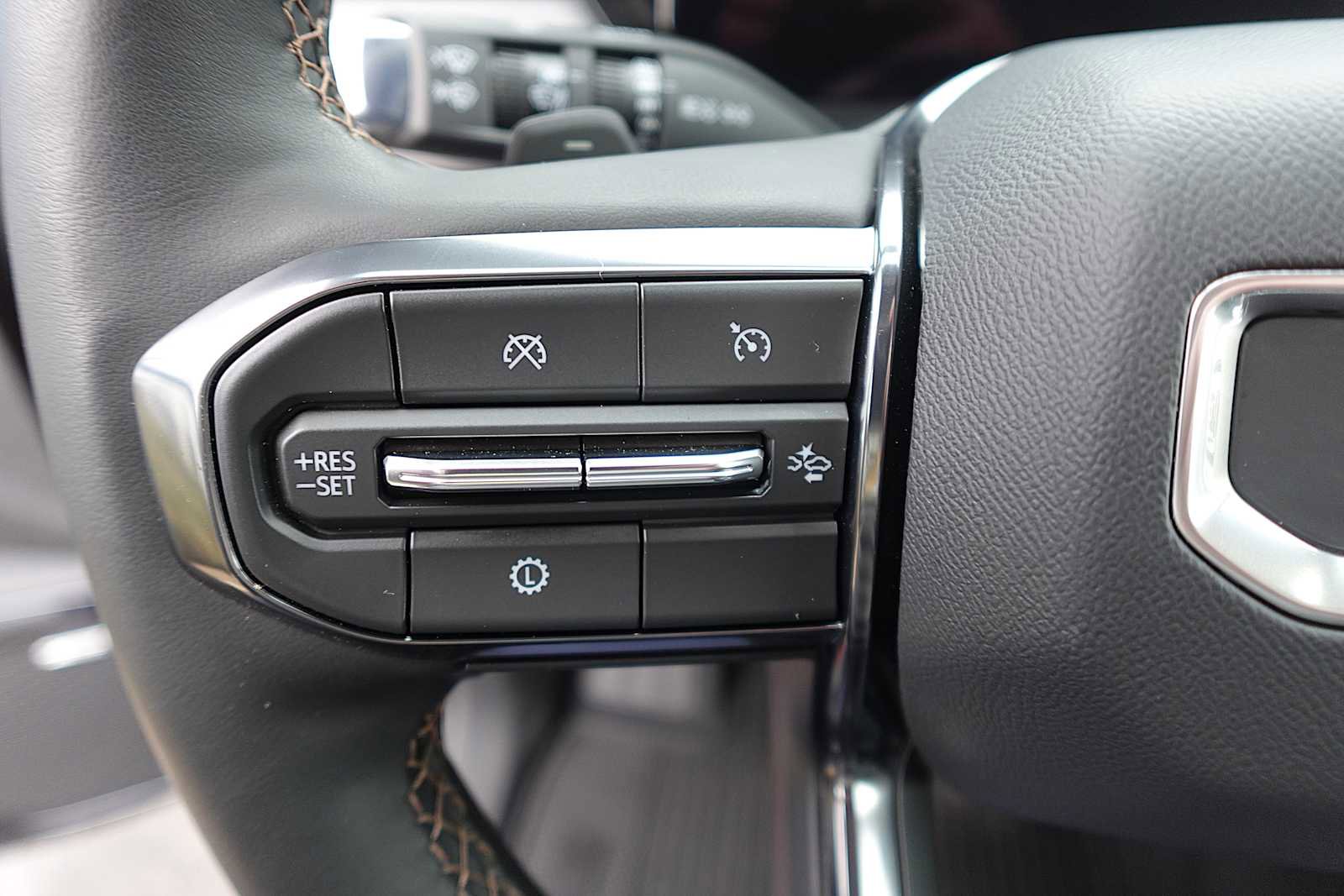 Used 2025 GMC Acadia AT4 w/ Luxury Package image 17